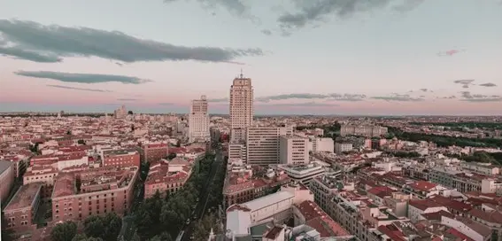 Vista aérea de la ciudad de Madrid con pisos en alquiler sin intermediarios